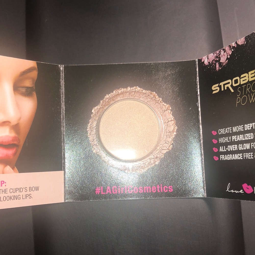 LA Girl strobe light highlighting powder